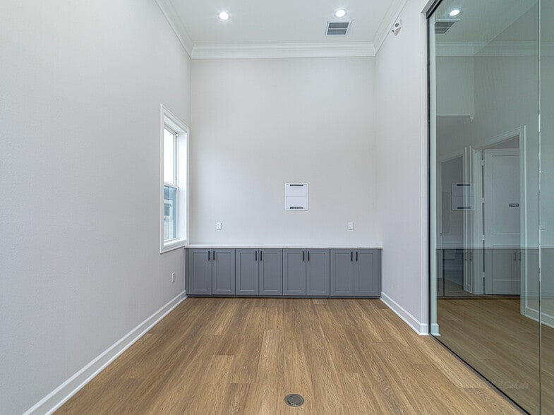 More Photos Of 1325 Main St, Katy Office For Sale