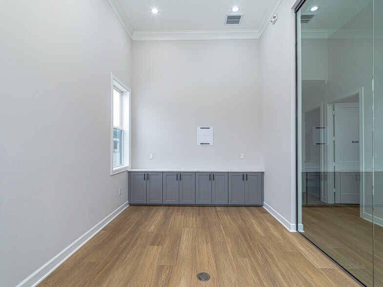 More Photos Of 1325 Main St, Katy Medical For Sale