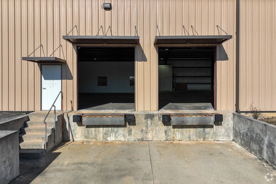 More Photos Of 628 Industrial Park Rd, Roberta Warehouse For Lease