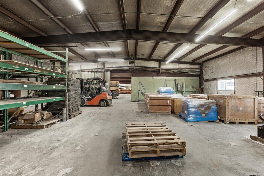 More Photos Of 2305 N Main St, Cleburne Flex For Sale