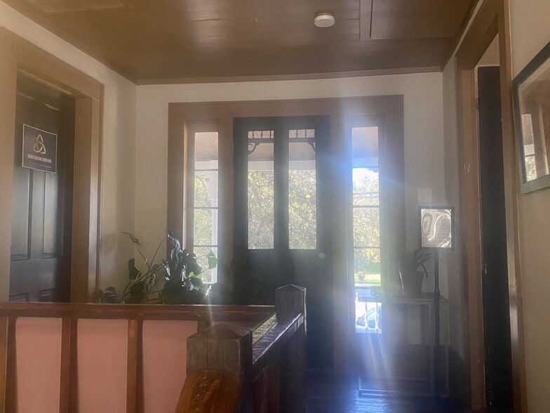 More Photos Of 7 N Main St, Salado Loft Creative Space For Lease
