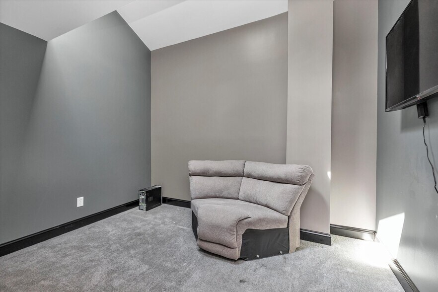 More Photos Of 314 Woodcleft Ave, Freeport Freestanding For Sale