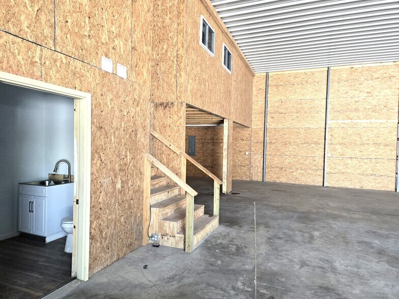 More Photos Of 1440 Washington Ave, Terre Haute Flex For Lease