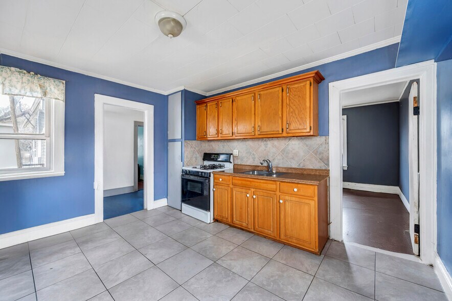 More Photos Of 307 Clinton St, Hempstead Storefront Retail Residential For Sale