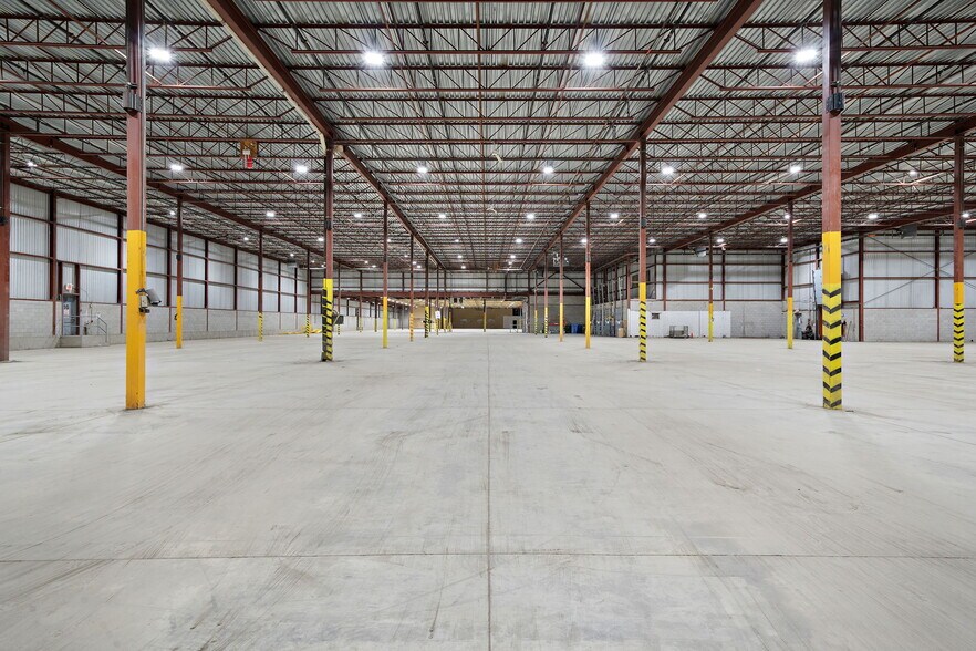 More Photos Of 5660 Rue Ferrier, Mont-Royal Distribution For Lease