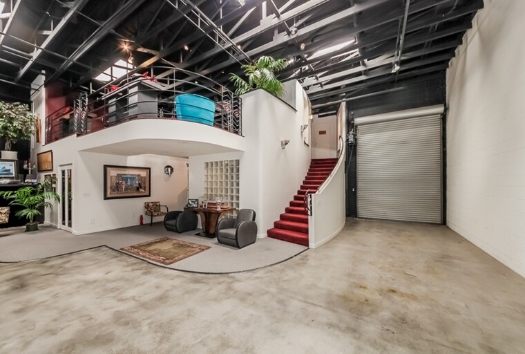 More Photos Of 611 S Glenwood Pl, Burbank Showroom For Sale