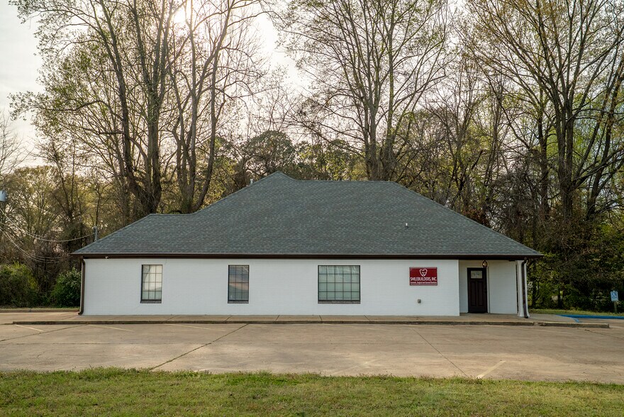More Photos Of 221 Gay St, Batesville Medical For Sale