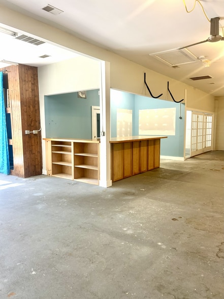 More Photos Of 118 May Ln, Mount Pleasant Storefront Retail Office For Sale