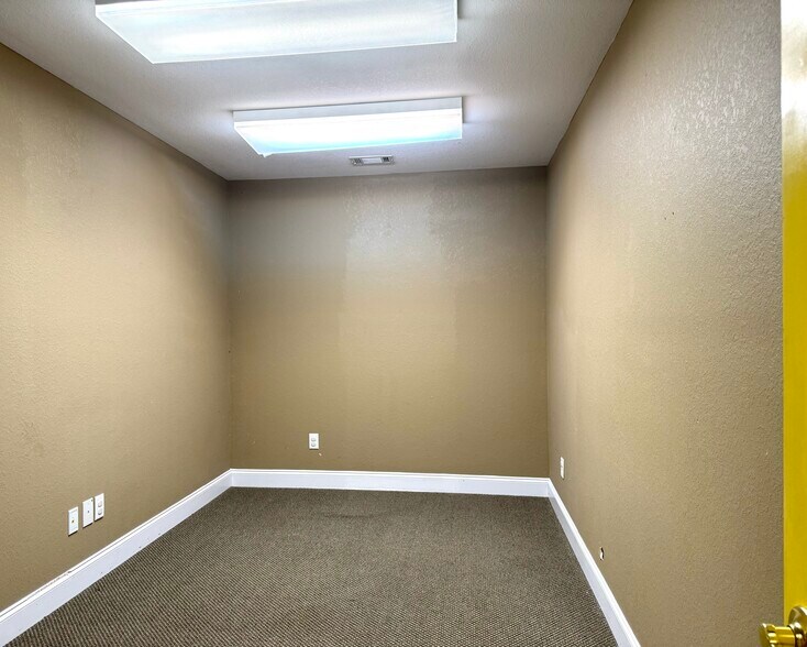 More Photos Of 144 Commerce Pky, Cornelia Flex For Sale