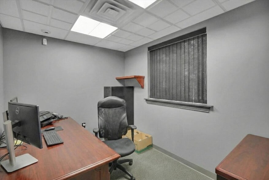 More Photos Of 426 Warren St, Reading Office For Sale
