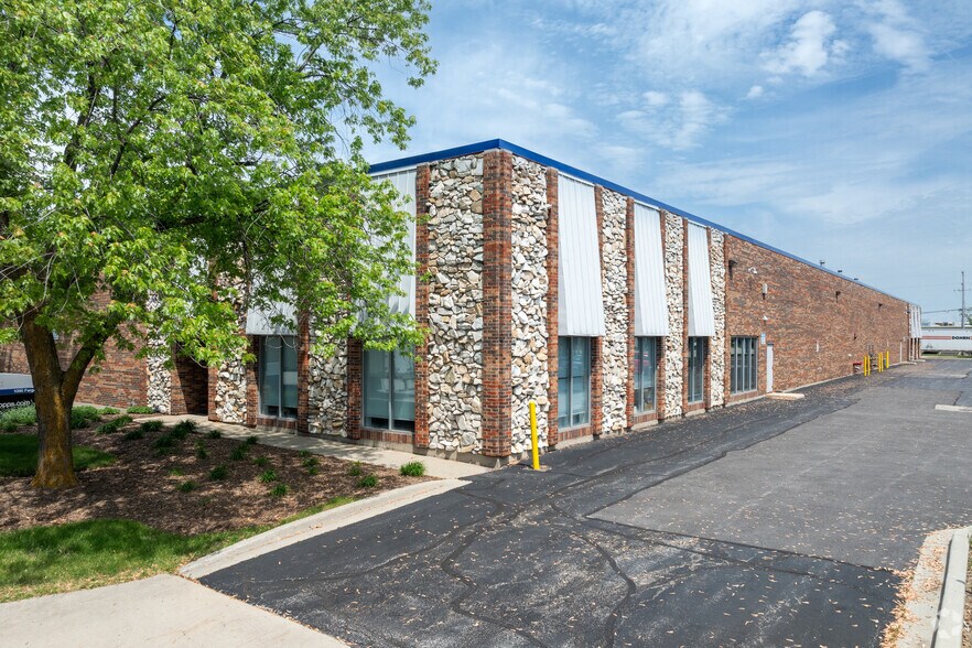 More Photos Of 940 Lively Blvd, Elk Grove Village Warehouse For Lease