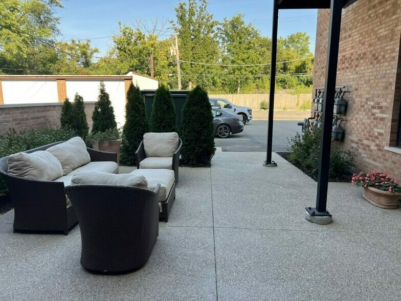 More Photos Of 1401 N Western Ave, Lake Forest Apartments For Sale