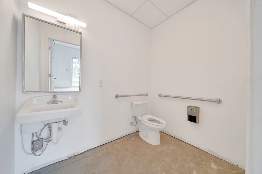 More Photos Of 5741 S Pine Ave, Ocala Service For Sale