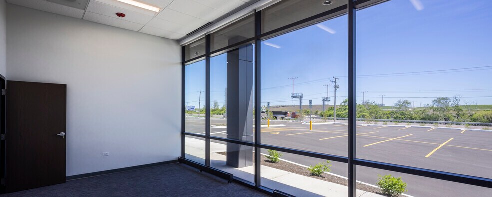 More Photos Of 2700 York Rd, Elk Grove Village Warehouse For Lease