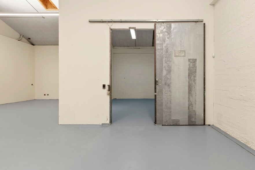 More Photos Of 560 4th St, San Francisco Showroom For Lease