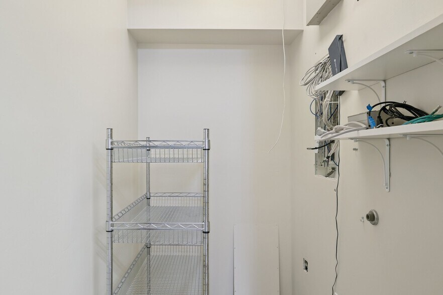 More Photos Of 9096 E Bahia Dr, Scottsdale Showroom For Lease