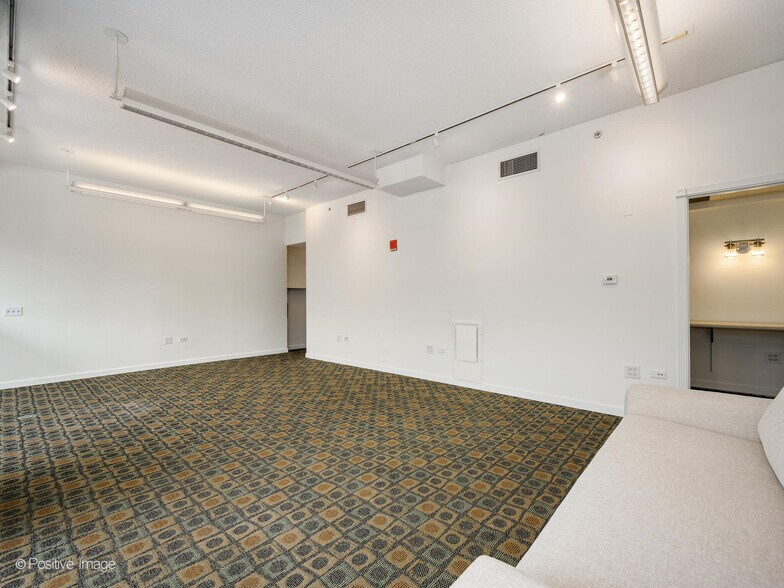 More Photos Of 1831 Benson Ave, Evanston Office For Sale