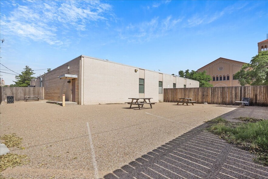 More Photos Of 1921 Broadway St, Lubbock Office For Sale