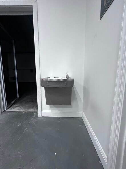 More Photos Of 6008 Fair Oaks Dr, Frederick Showroom For Lease