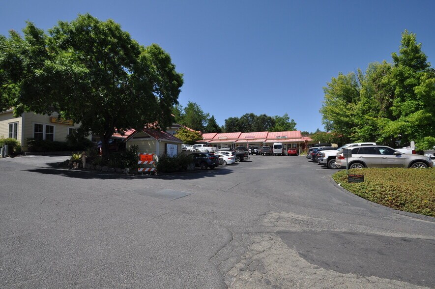 More Photos Of 18687 Main St, Groveland Storefront For Lease