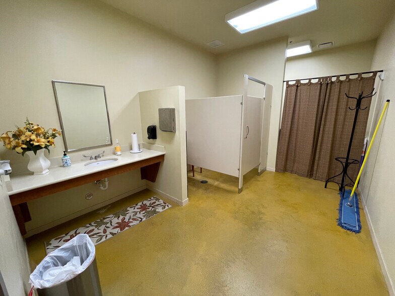 More Photos Of 1505 Airport Rd, Rockwall Flex For Lease