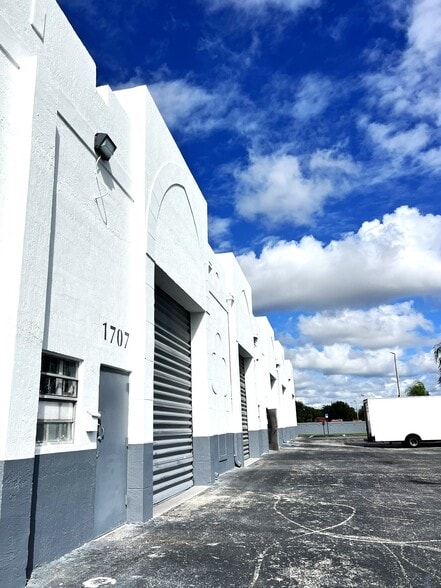 More Photos Of 1909-2099 Opa Locka Blvd, Miami Warehouse For Lease