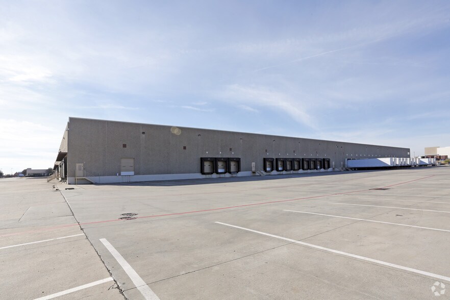 More Photos Of 1717 W Airfield Dr, Dfw Airport Distribution For Lease