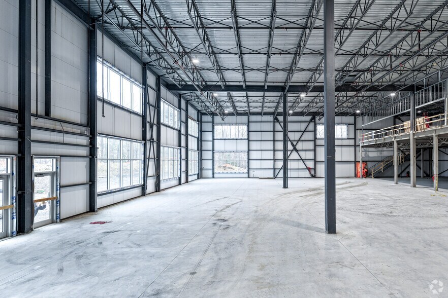 More Photos Of 100 Blvd Jean-Baptiste-Rolland O, Saint-jerome Unknown For Lease