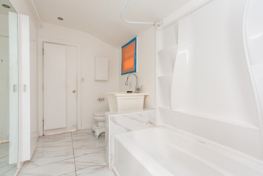 More Photos Of 757 Pier Ave, Santa Monica Office For Sale