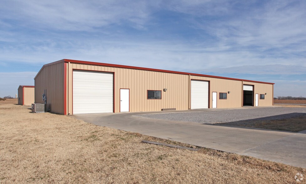More Photos Of 408 S Kinnick Rd, Stillwater Warehouse For Lease