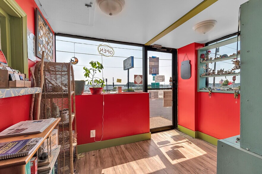 More Photos Of 2809 River Rd, Buffalo Flex For Sale