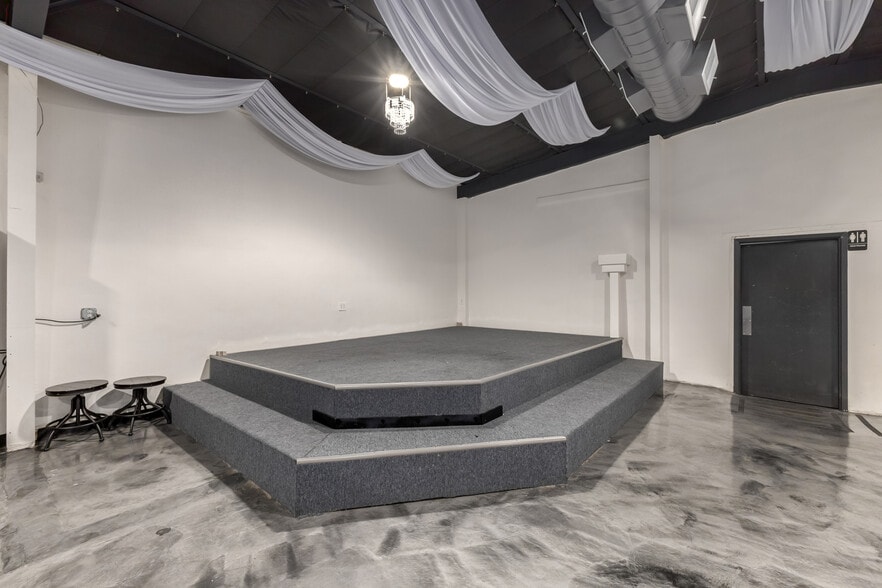 More Photos Of 2533 N 16th St, Phoenix Showroom For Sale