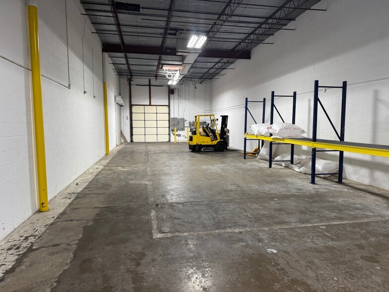 More Photos Of 4400-4420 W 12th St, Houston Warehouse For Lease