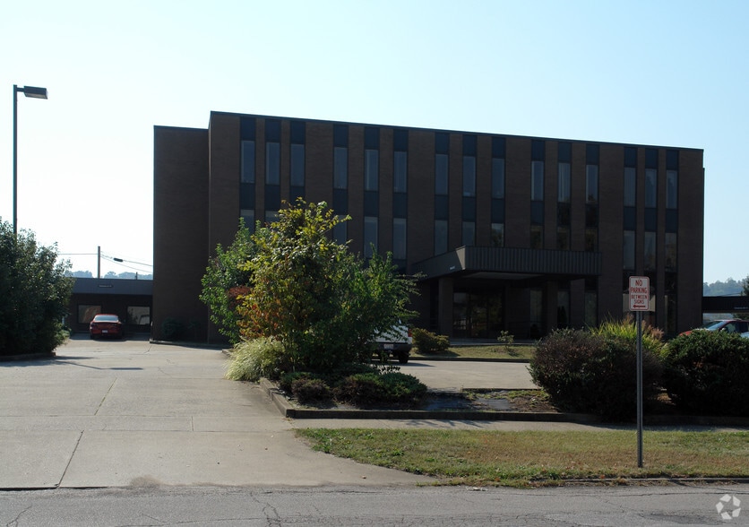 More Photos Of 611 7th Ave, Huntington Office For Lease