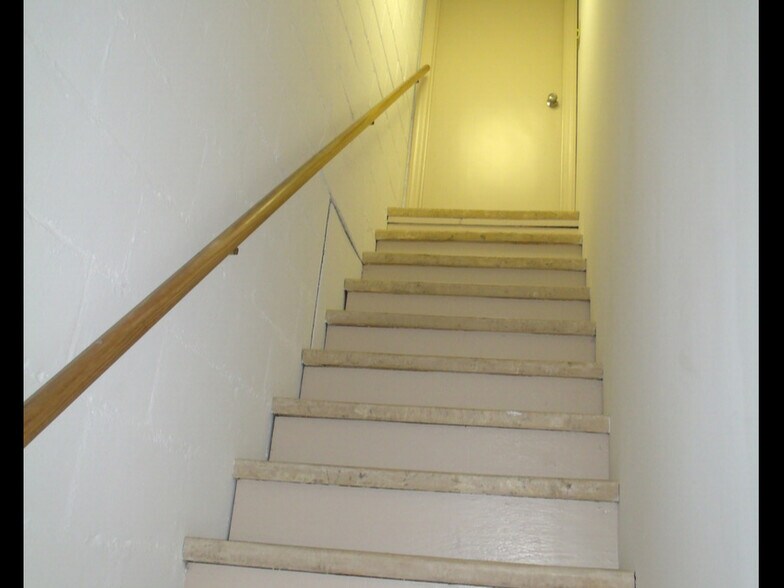 More Photos Of 411 Holmes St, Frankfort Light Distribution For Sale