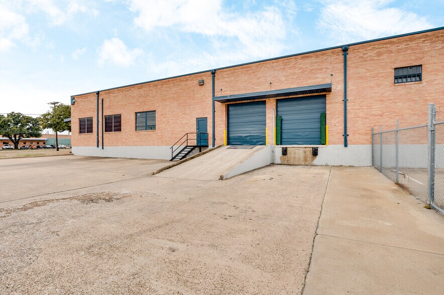 More Photos Of 8408 Chancellor Row, Dallas Warehouse For Sale