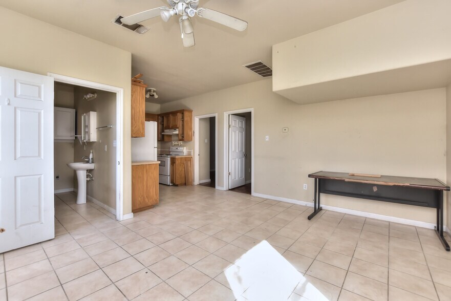 More Photos Of 4159 E University Ave, Georgetown Light Manufacturing For Sale