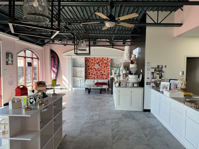 More Photos Of 304 Reynolds Rd, Bryant Freestanding For Lease