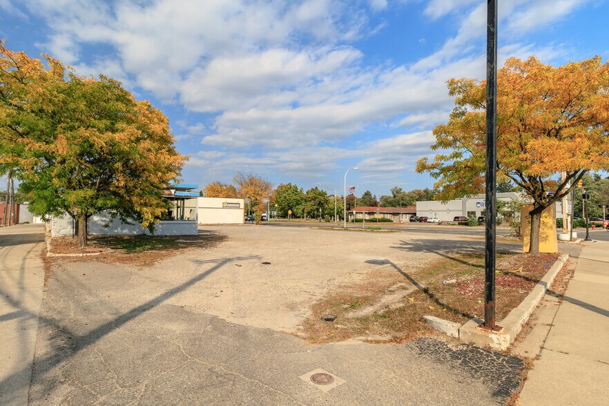 More Photos Of 1005 N Main St, Royal Oak Service Station For Sale