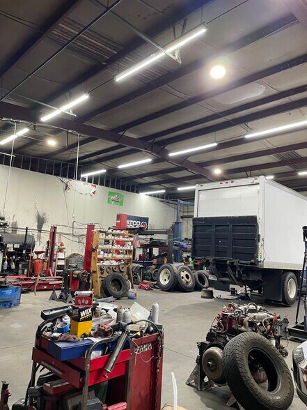 More Photos Of 700 Griffith Rd, Charlotte Service For Lease