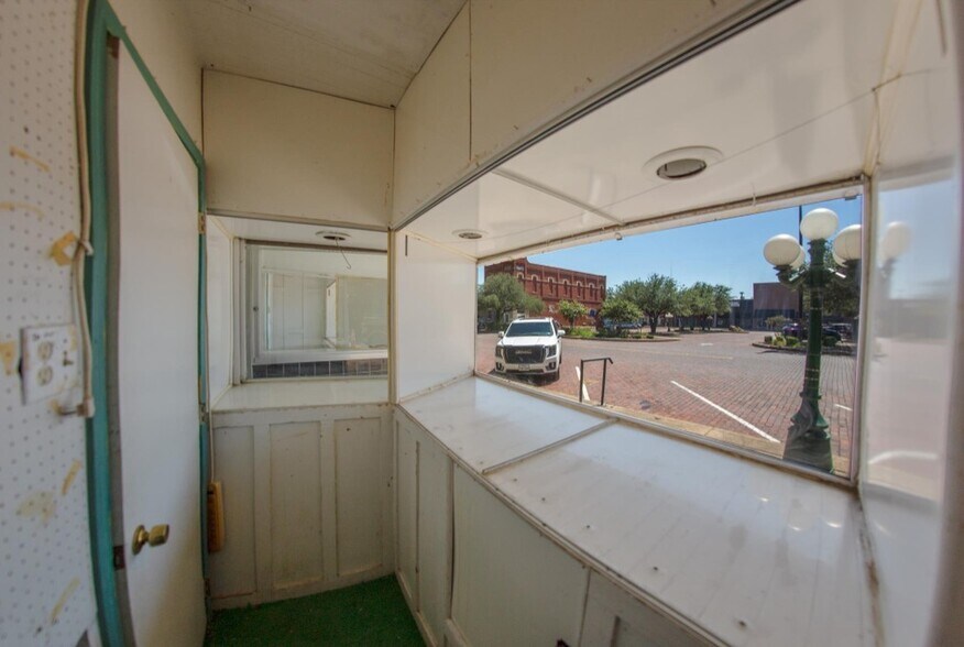 More Photos Of 1222 Main St, Commerce General Retail For Sale