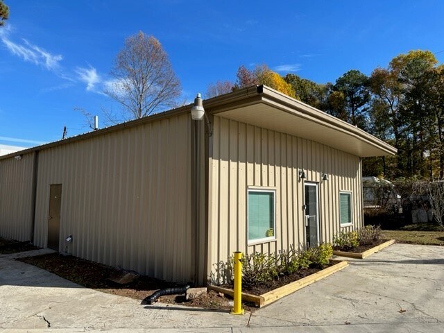 More Photos Of 1484 Lake City Industrial Ct, Morrow Flex For Sale