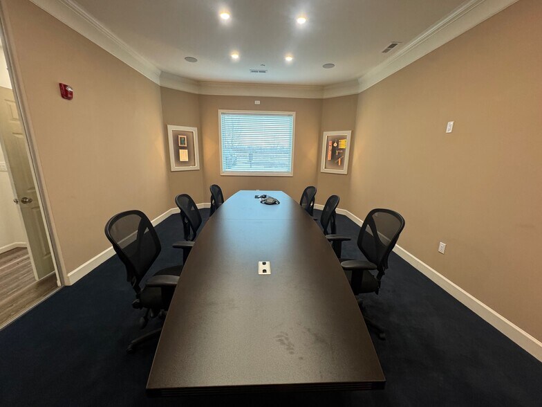 More Photos Of 2460 Fairfield St, Lawrence Industrial For Lease
