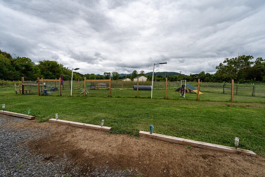 More Photos Of 12167 Lee Hwy, Sperryville Veterinarian Kennel For Sale