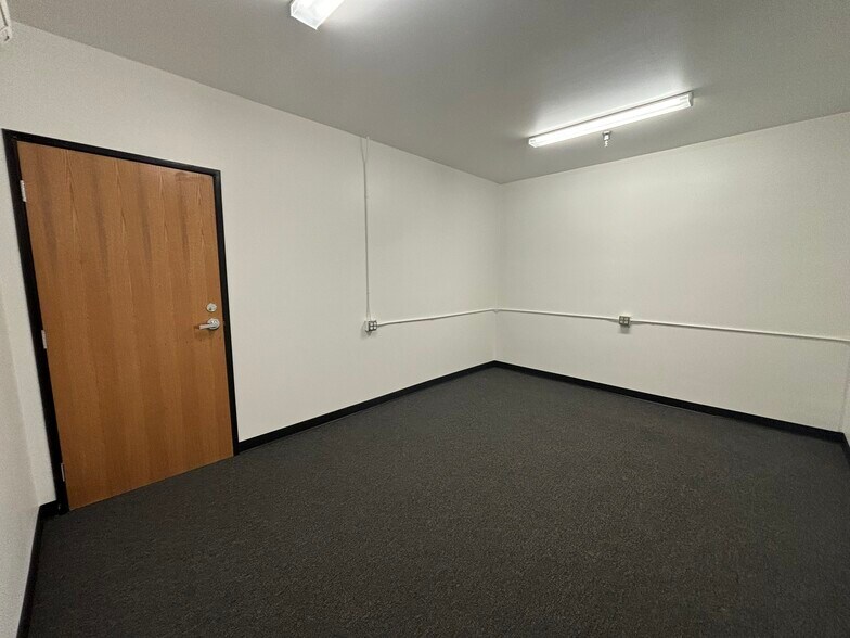 More Photos Of 11438 Knott St, Garden Grove Warehouse For Lease