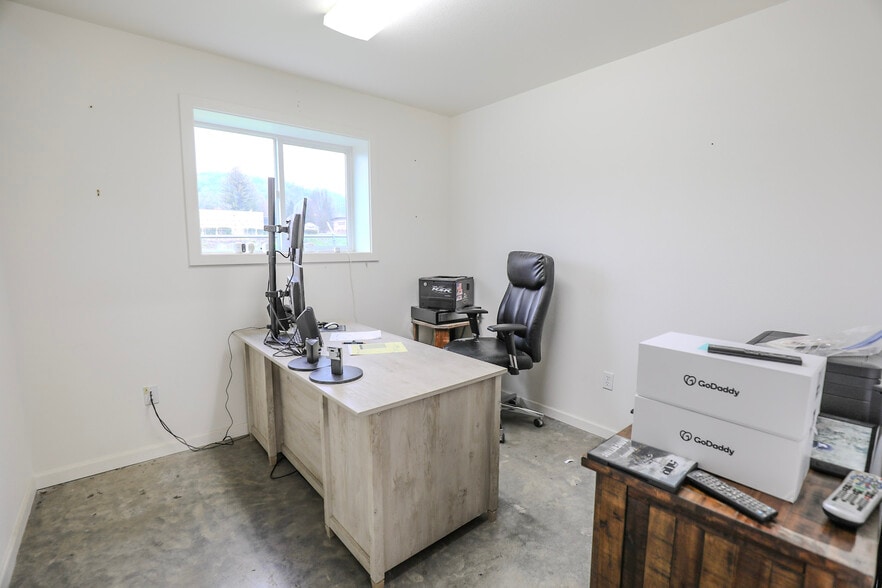 More Photos Of 428 NE Newton Creek Dr, Roseburg Warehouse For Sale