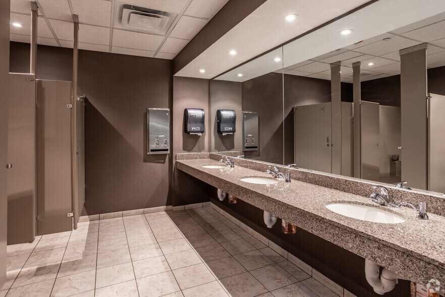 More Photos Of 4445 Corporate Dr, West Des Moines Medical For Lease