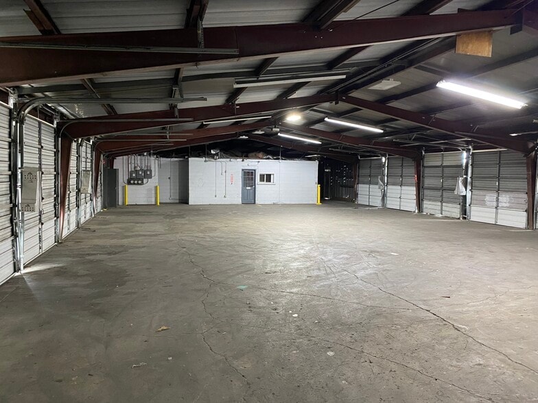 More Photos Of 1416 Meyer Ave, Evansville Distribution For Lease