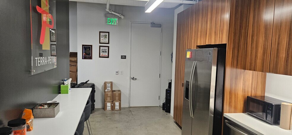 More Photos Of 700 S Flower St, Los Angeles Office For Lease