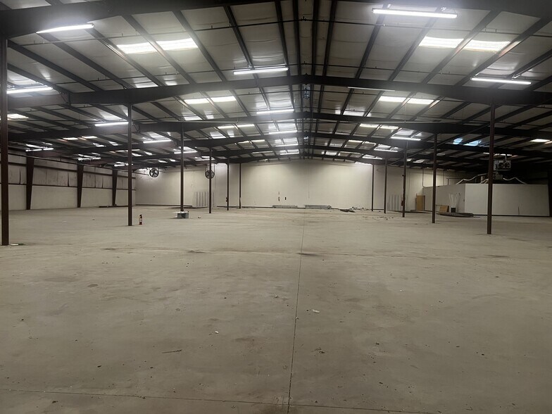 More Photos Of 7003 S Cooper St, Arlington Light Manufacturing For Sale